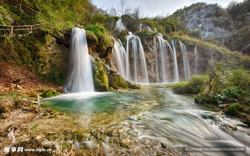 山间秀丽瀑布景观