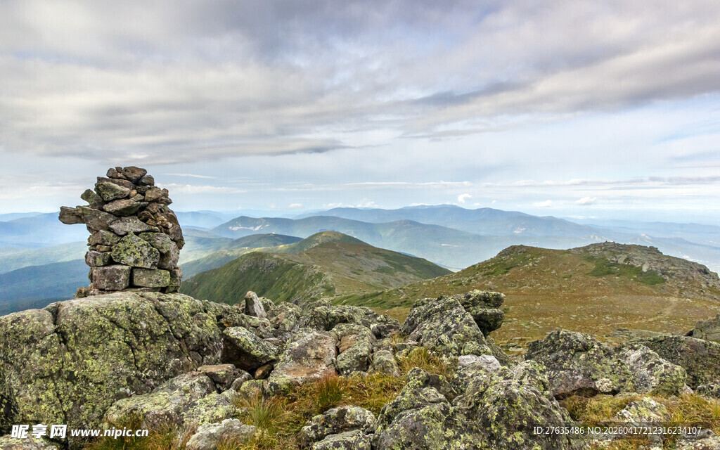 山顶石堆与壮阔山景