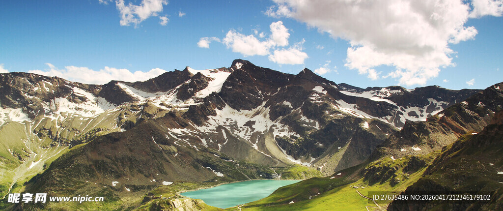 高山间的碧湖美景