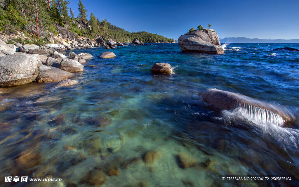 清澈蓝湖中的嶙峋怪石