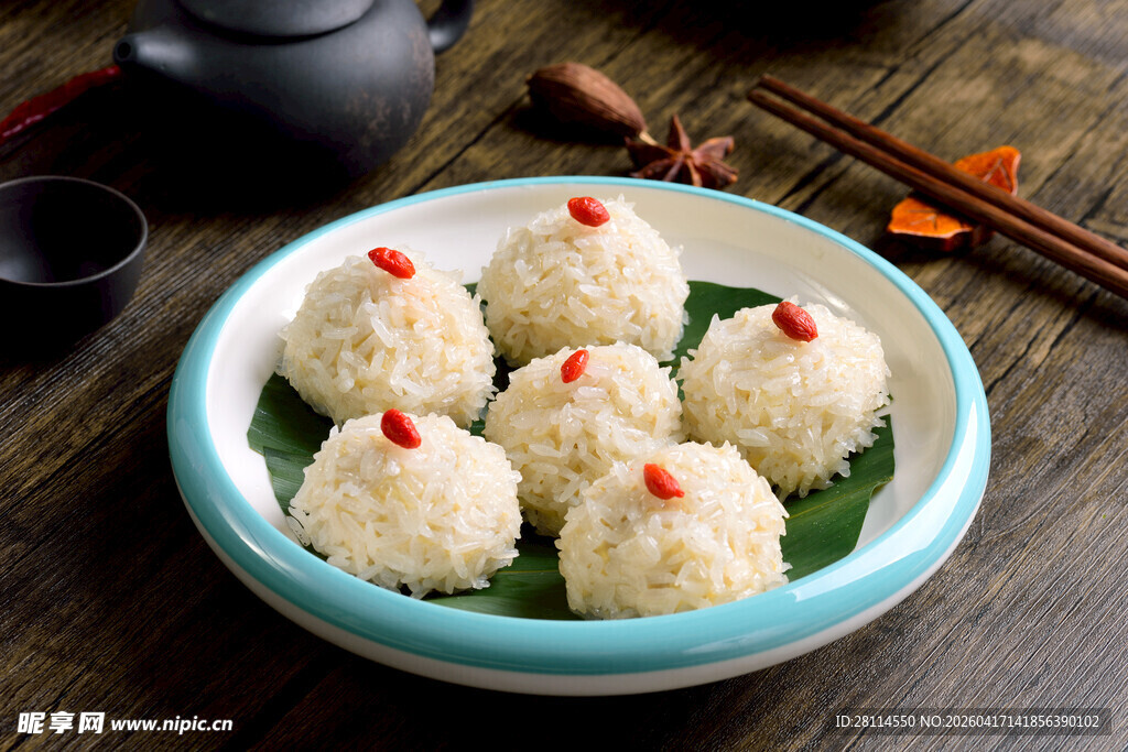 糯米丸子摆于盘中
