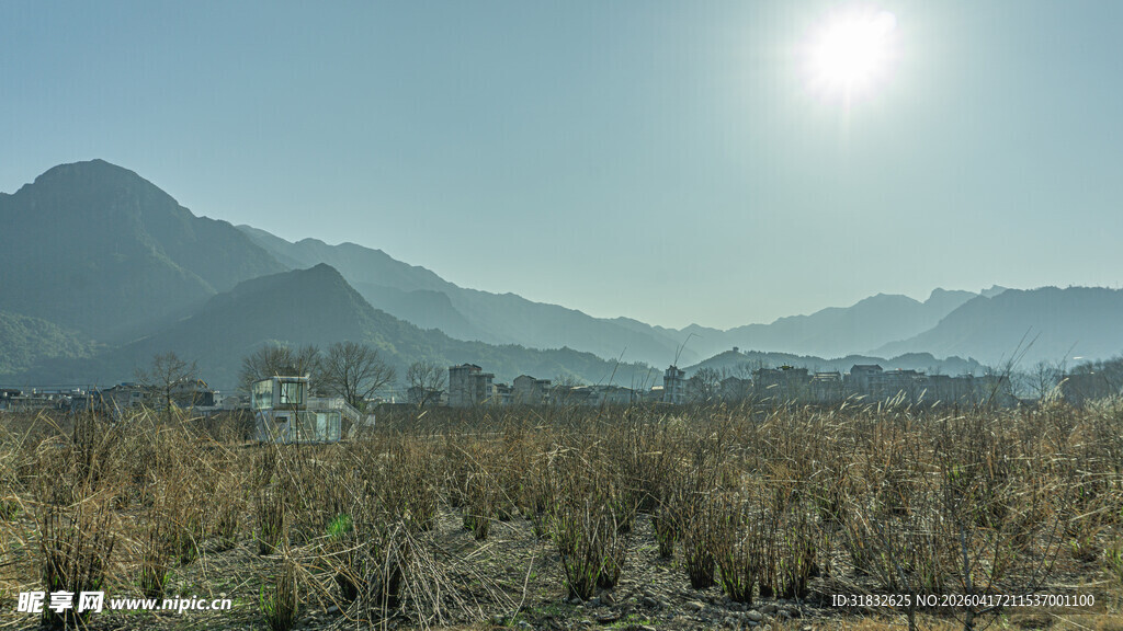 山间田野风光 阳光洒落