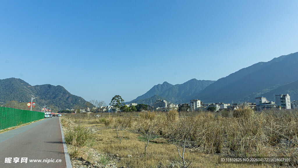 乡村公路旁的开阔山野景色