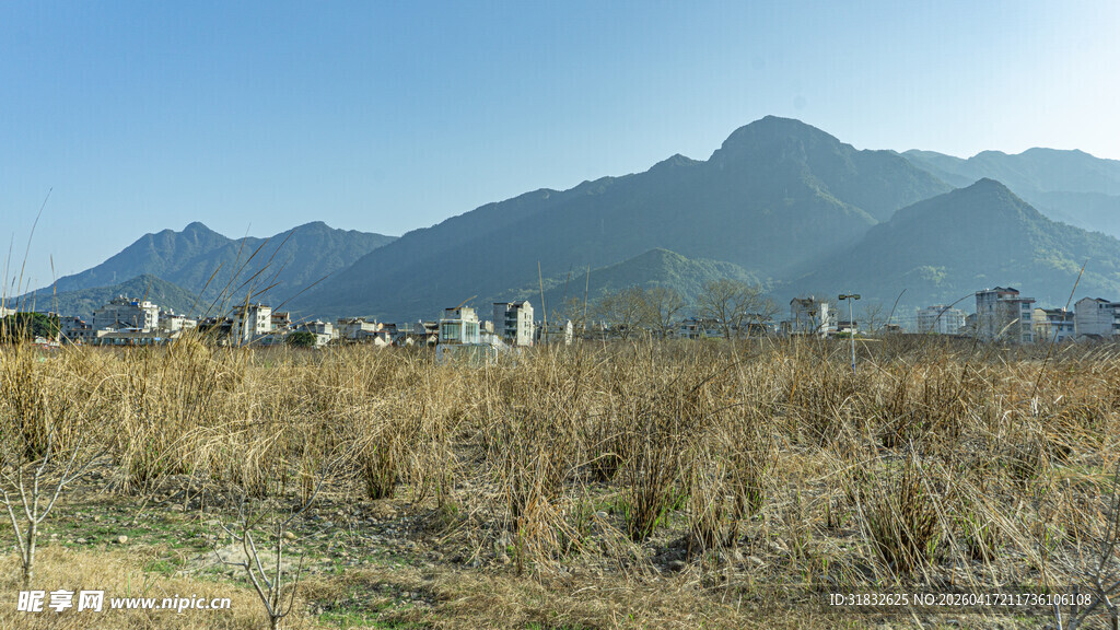 秋日旷野中的远山景色