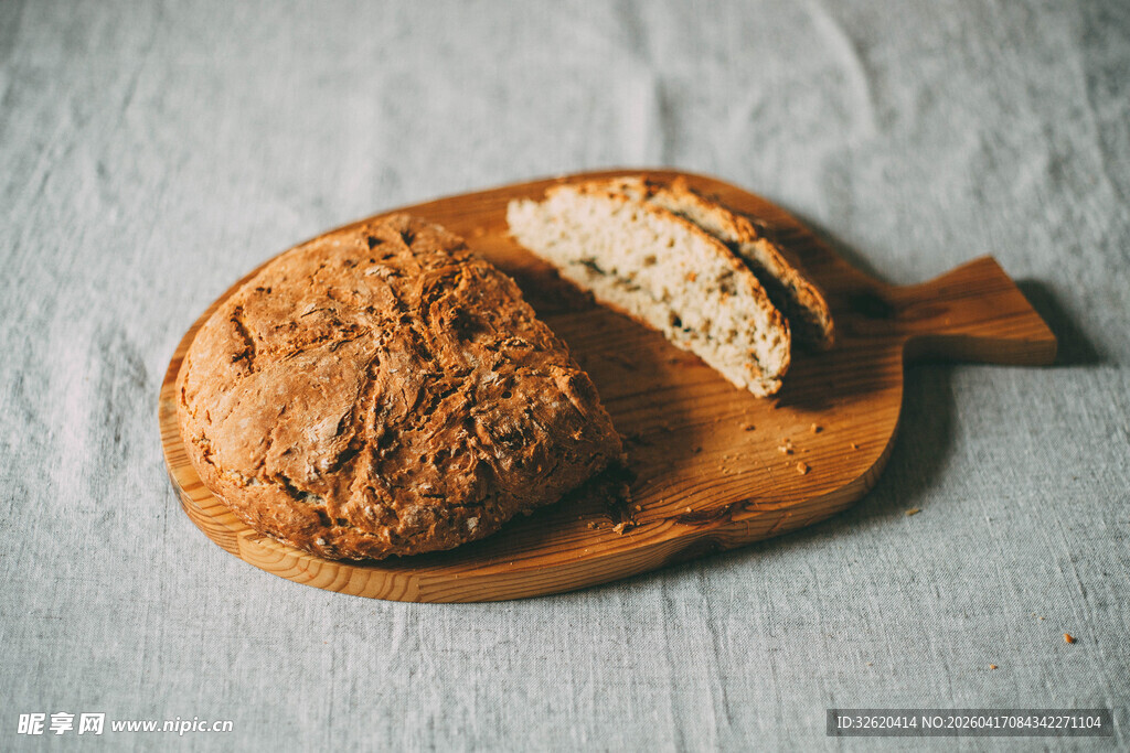 木盘上的美味面包