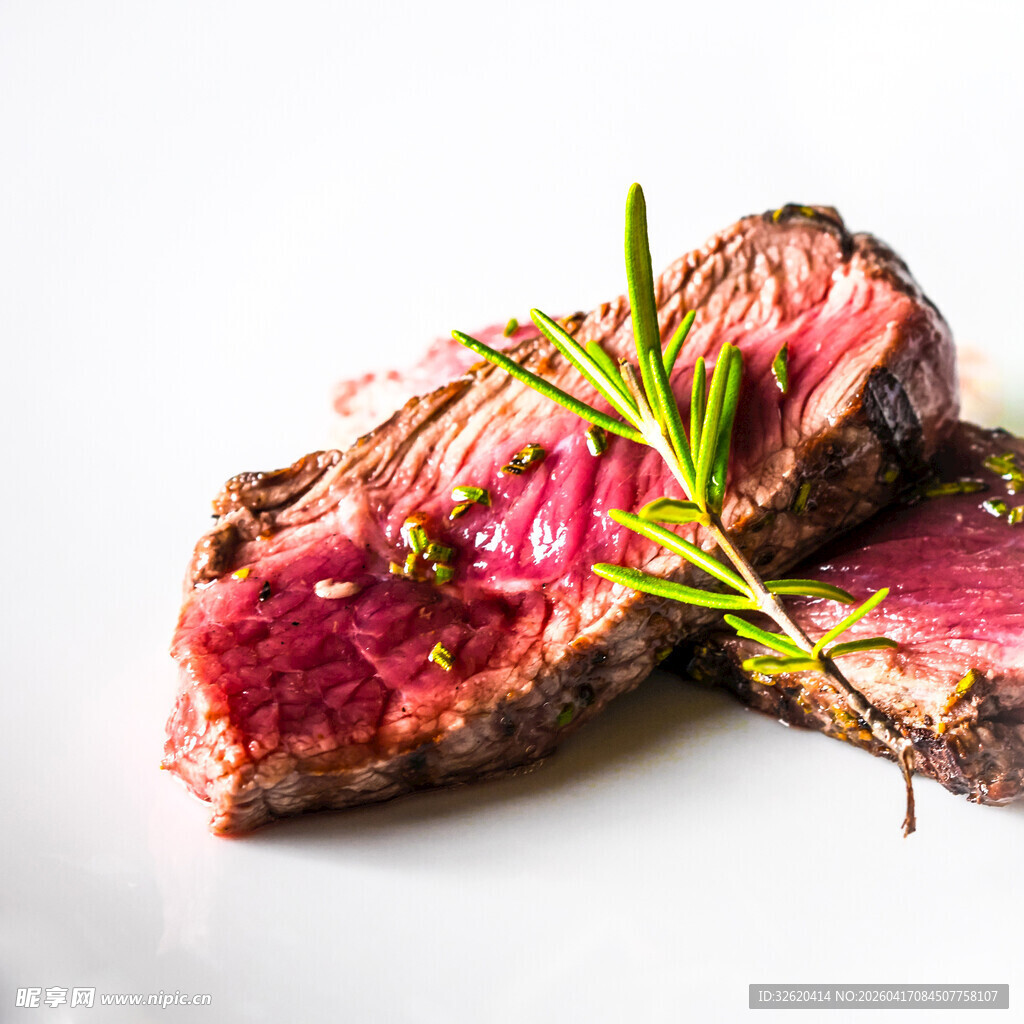 鲜嫩牛排配迷迭香点缀