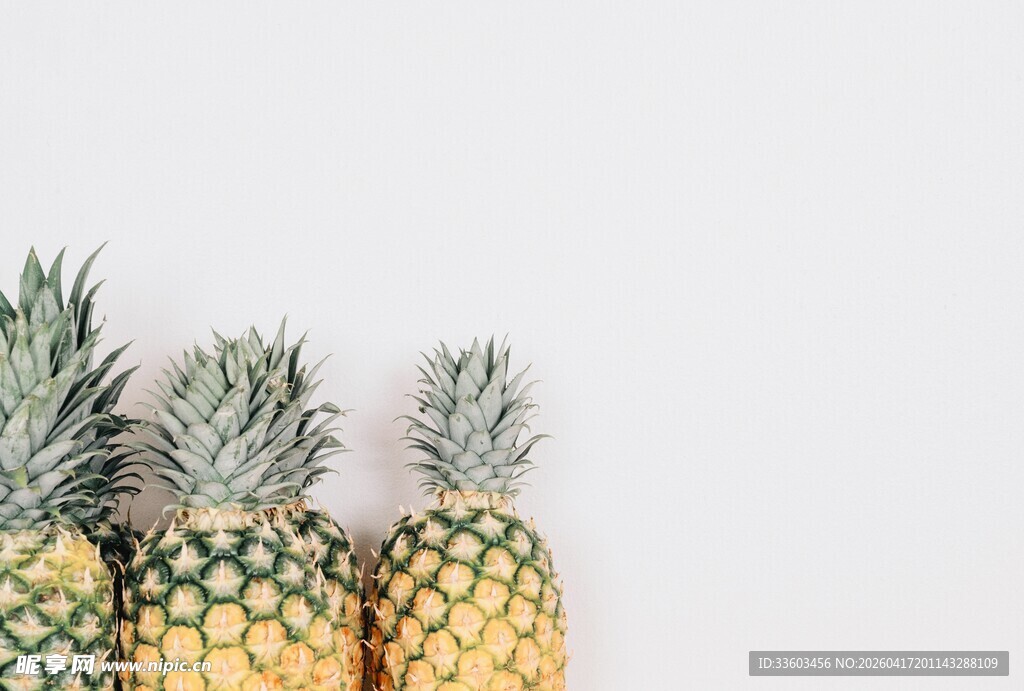 三个新鲜菠萝摆放在一起
