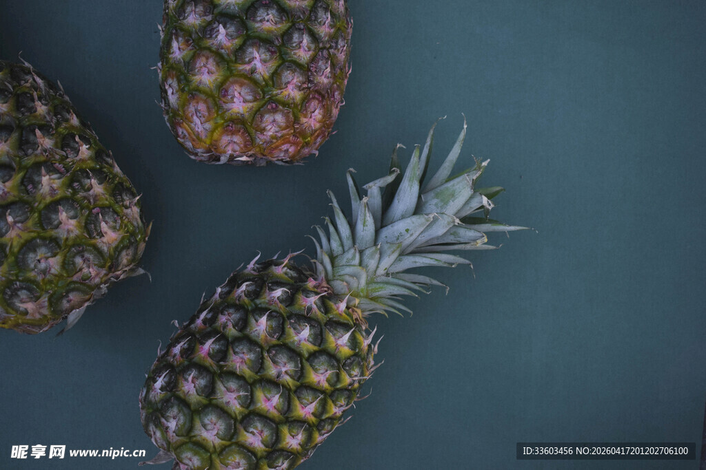 三个新鲜菠萝特写