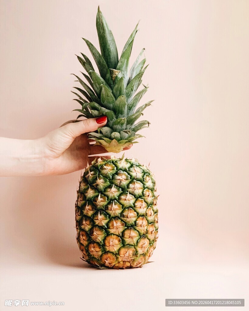 手托新鲜菠萝特写