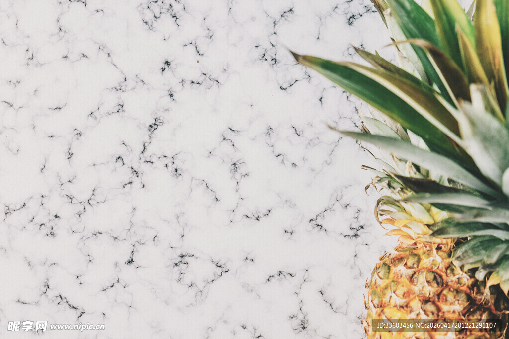 大理石上的新鲜菠萝