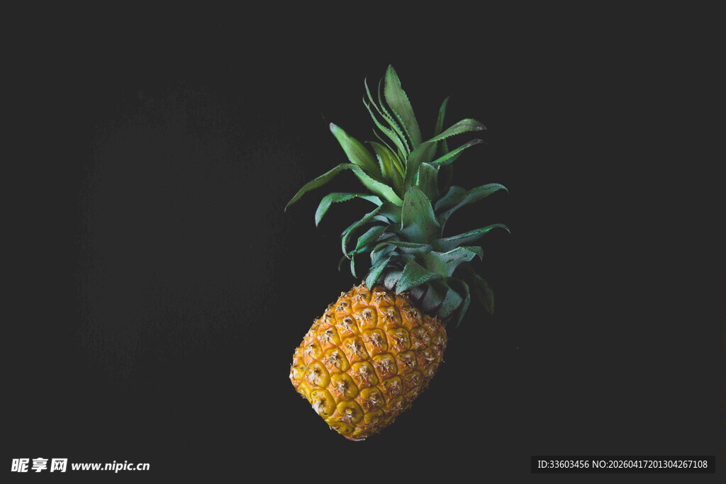 悬浮的黄色菠萝