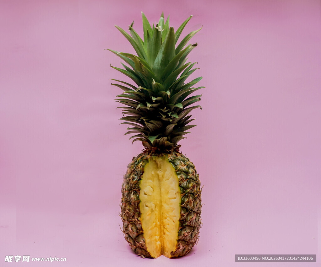 切开的粉色背景菠萝