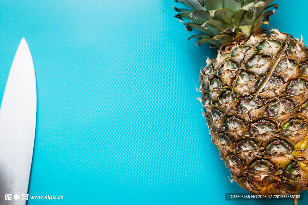 蓝底上的菠萝与刀具