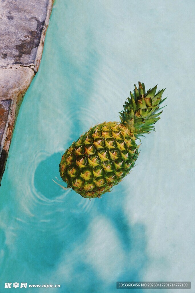 漂浮在水中的新鲜菠萝