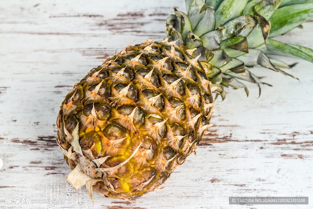 白木桌上的新鲜菠萝