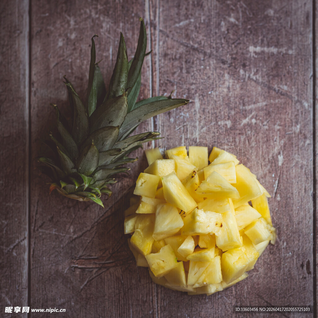 新鲜切块菠萝与整颗菠萝