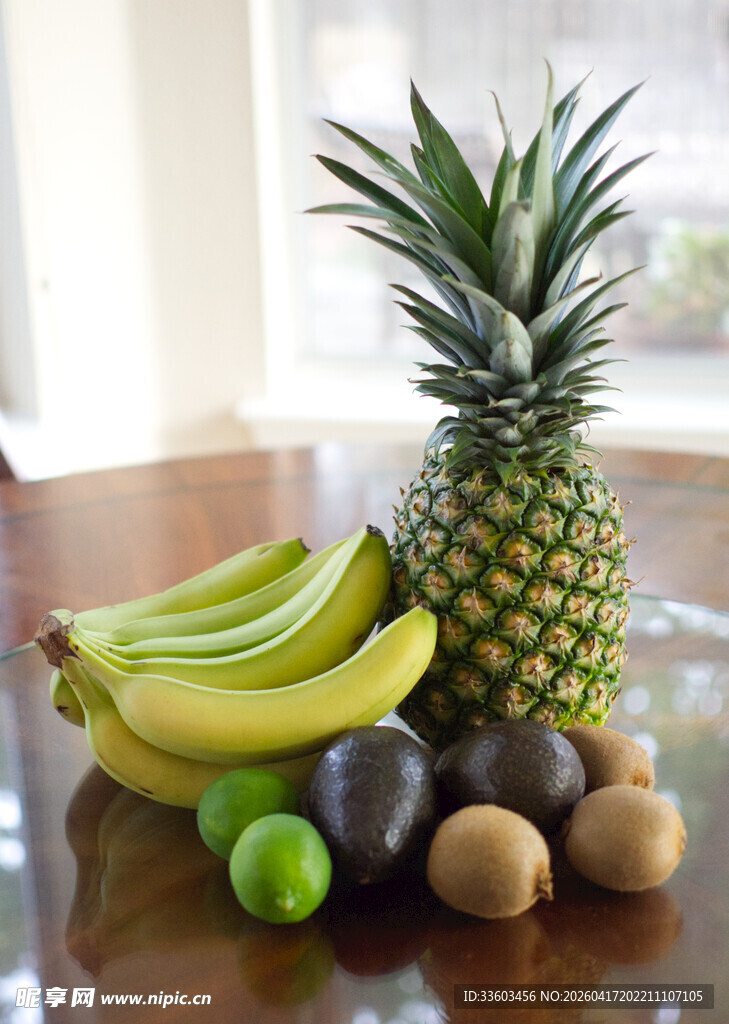 桌上多彩热带水果组合