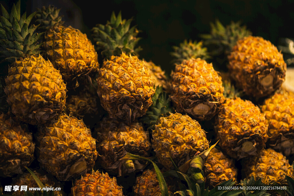 一堆新鲜诱人的菠萝