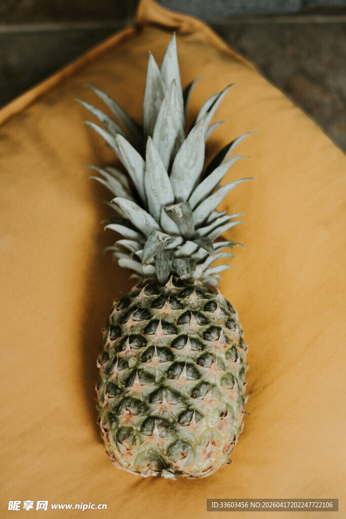 黄色垫子上的新鲜菠萝