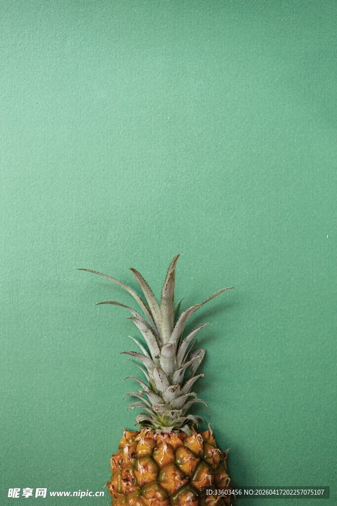 绿背景上的新鲜菠萝