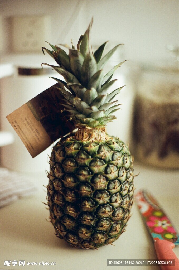 桌上可爱带标签的新鲜菠萝