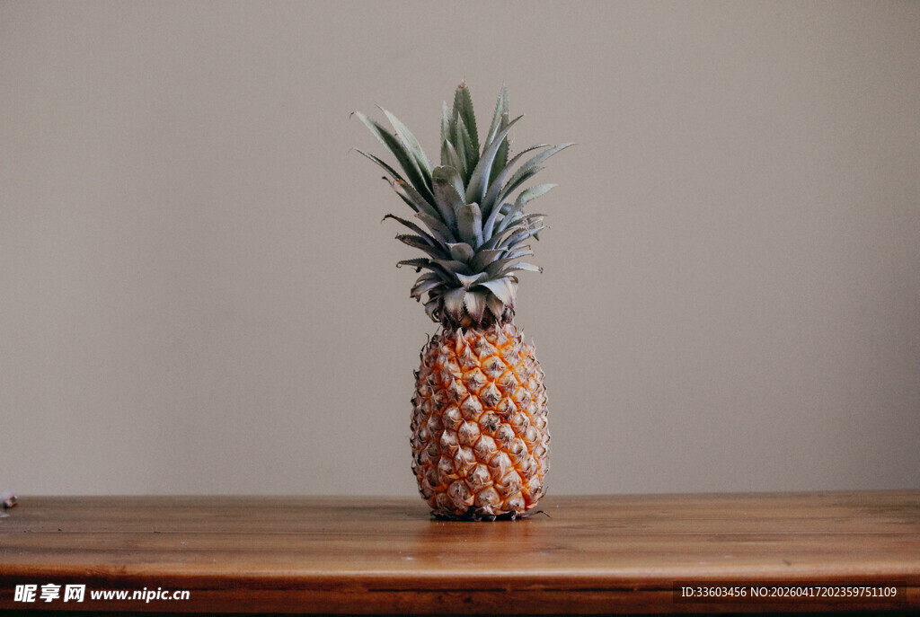 木桌上的新鲜菠萝