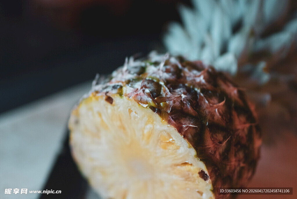 切开的新鲜菠萝