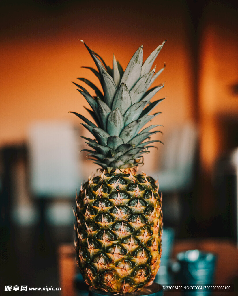 桌上的新鲜菠萝