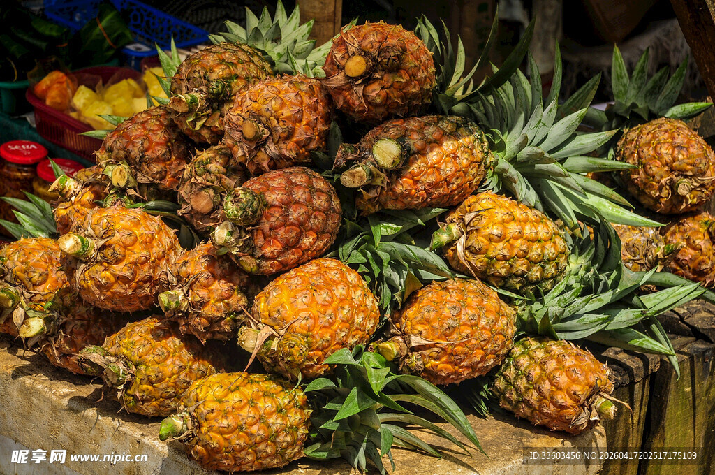 新鲜诱人的堆叠菠萝
