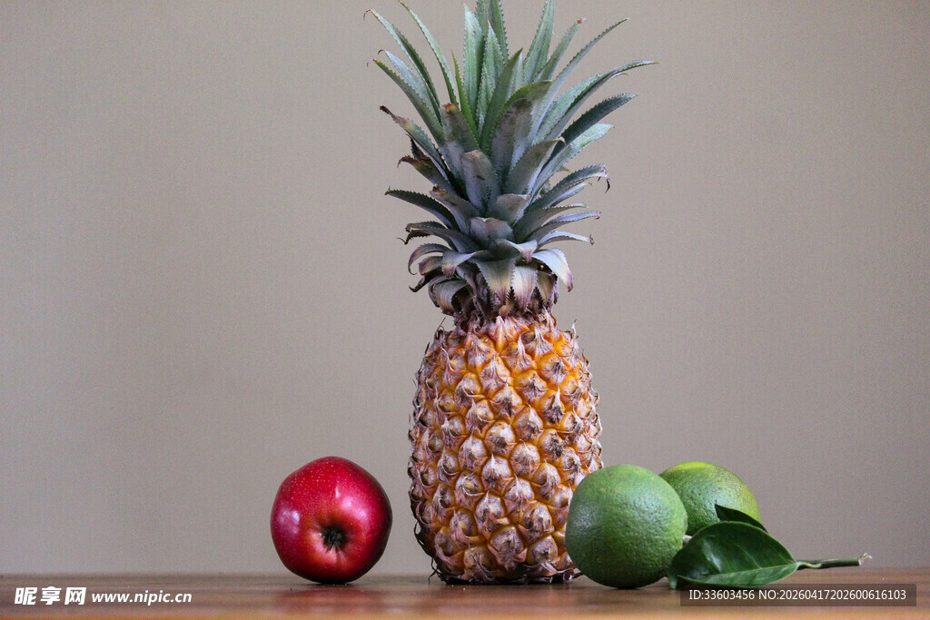 菠萝与苹果青柠静物组合