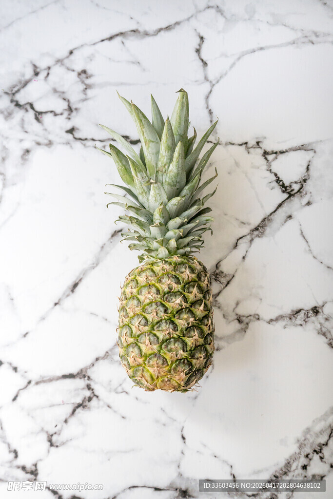 大理石上的新鲜菠萝