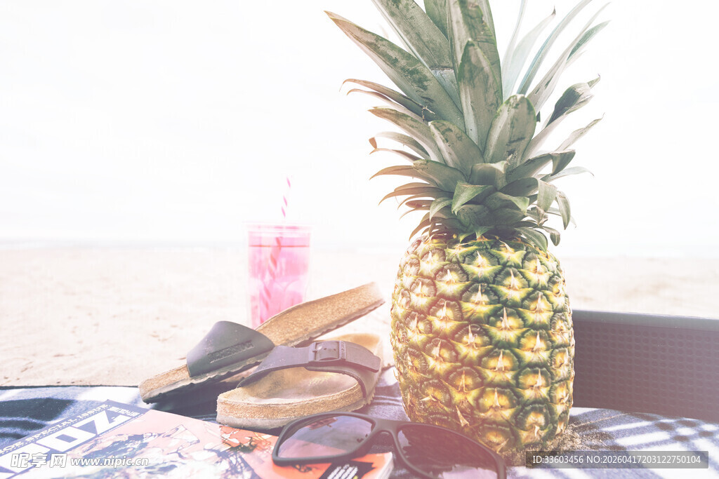 沙滩上的菠萝与休闲物品