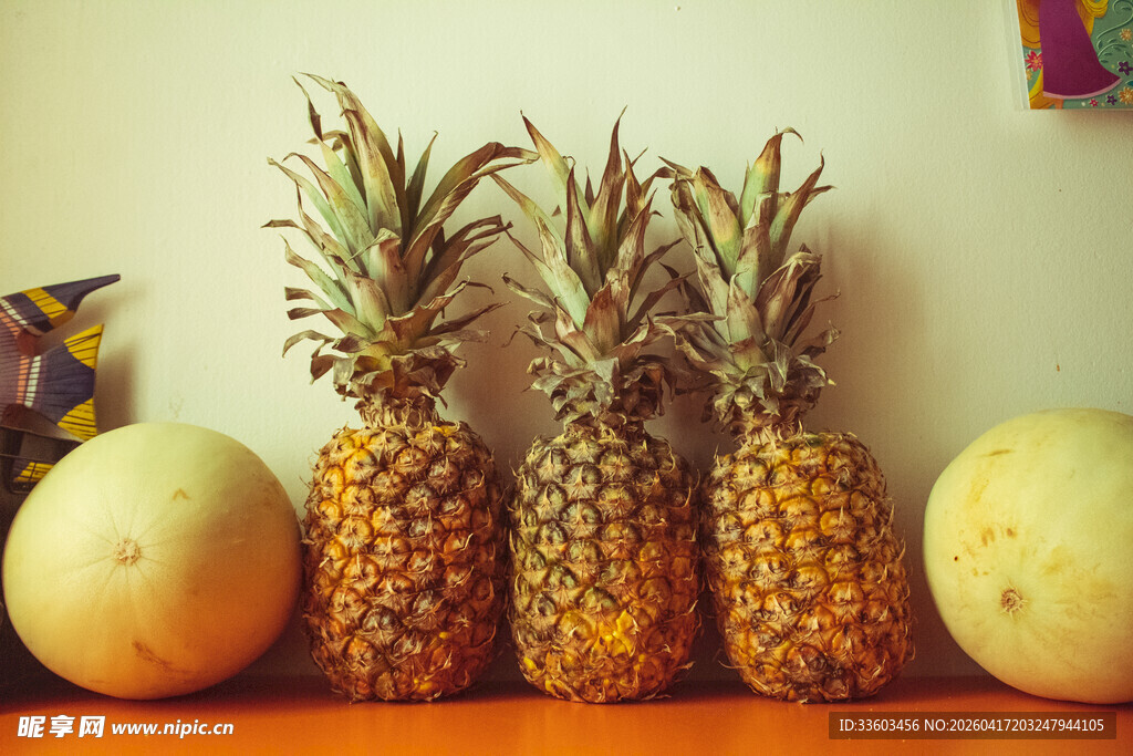 摆放整齐的菠萝与甜瓜