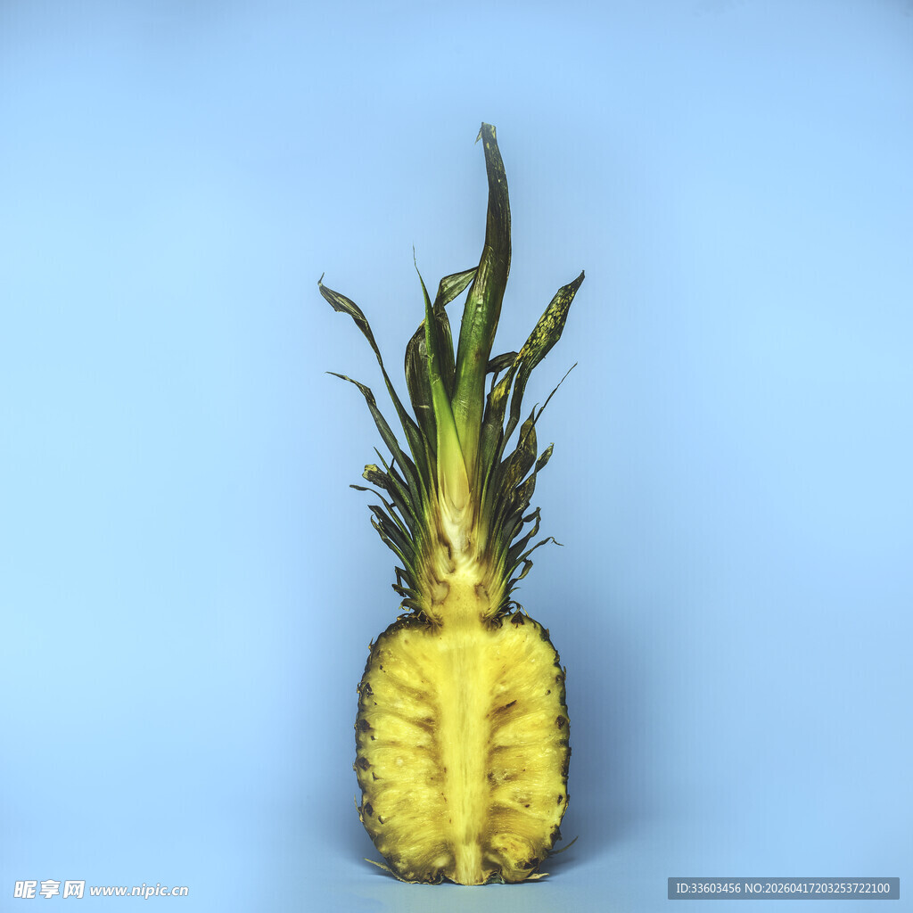 切开的菠萝特写