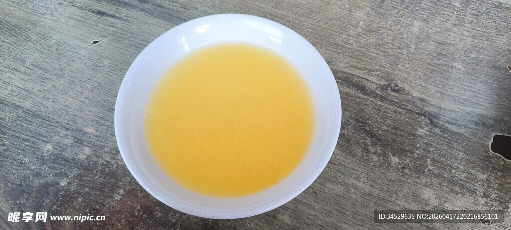 一碗金黄澄澈的小米粥