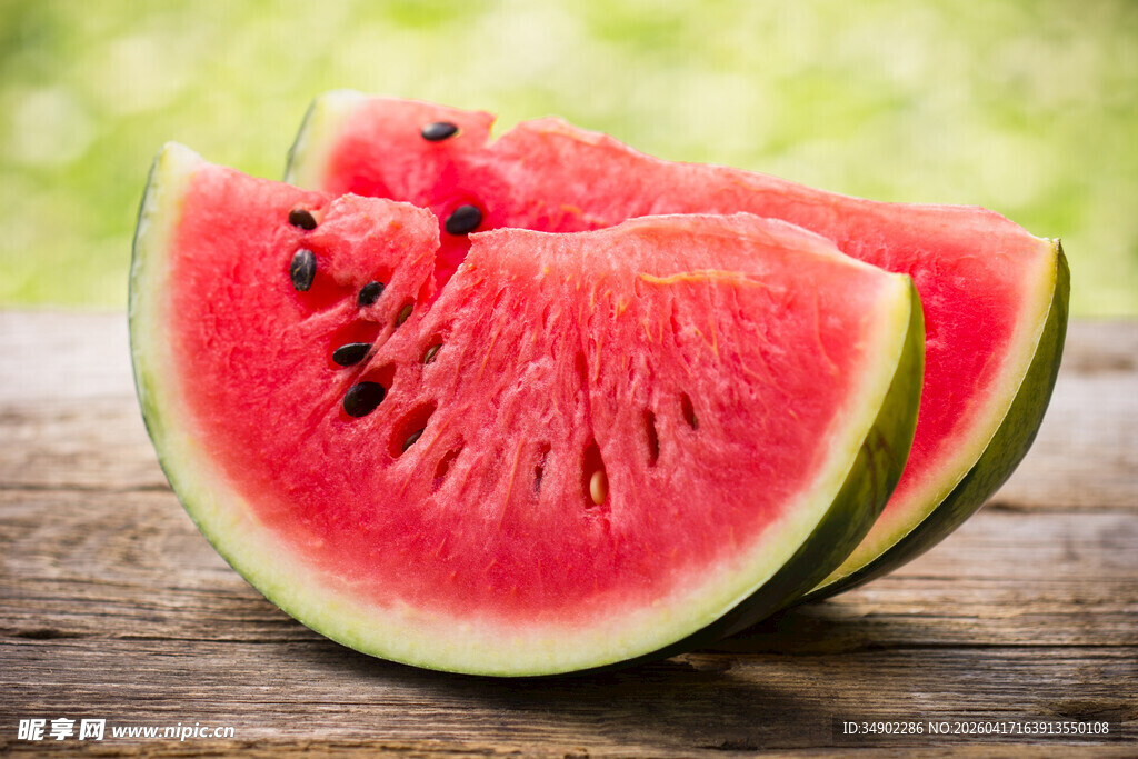 木桌上新鲜的切片西瓜