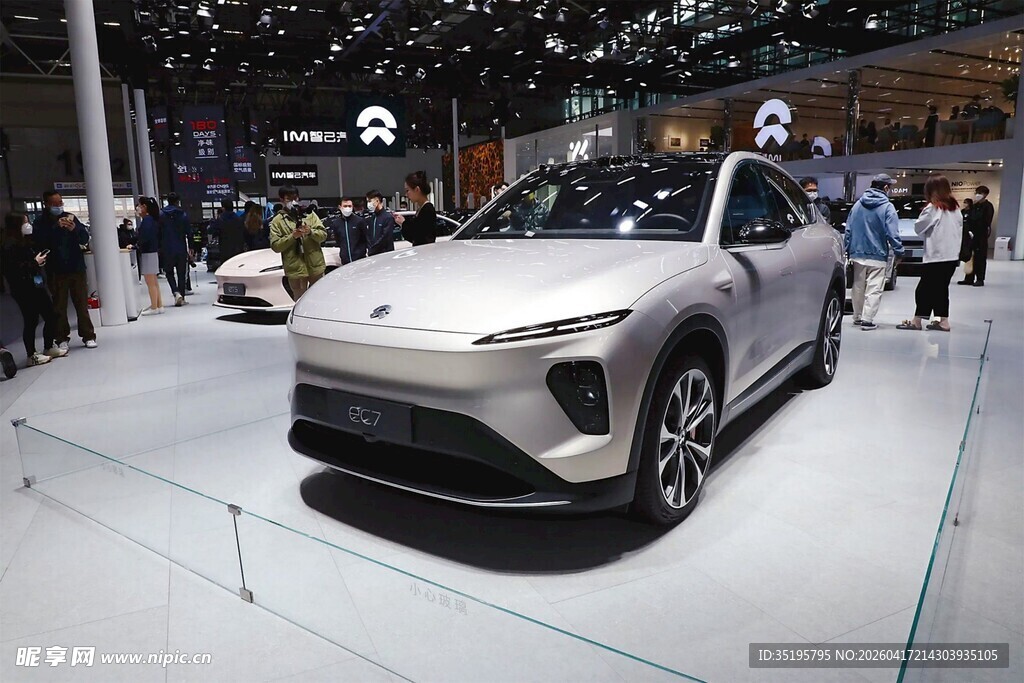 车展上的银色新能源汽车