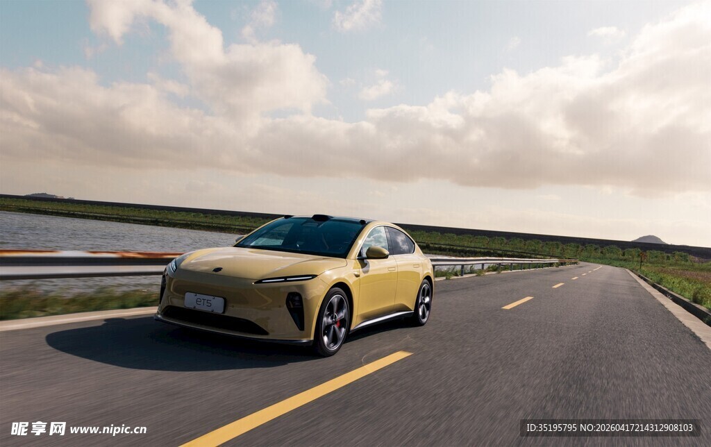 公路上行驶的黄色敞篷车