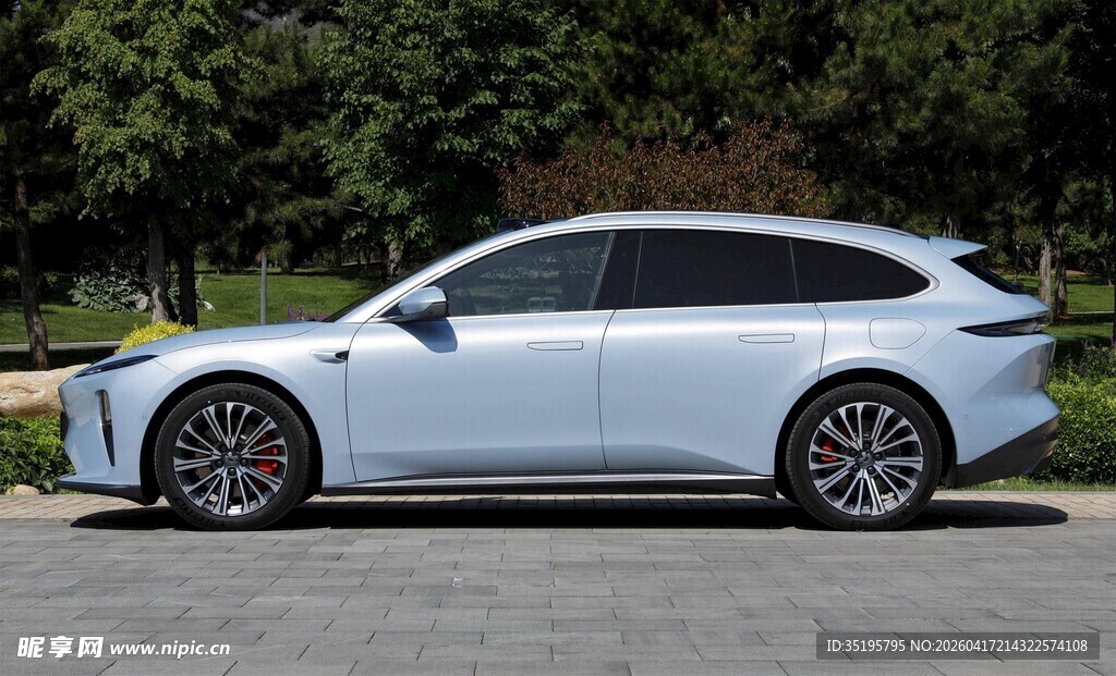 时尚白色SUV停于户外