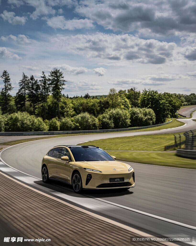 公路上疾驰的黄色动感轿车