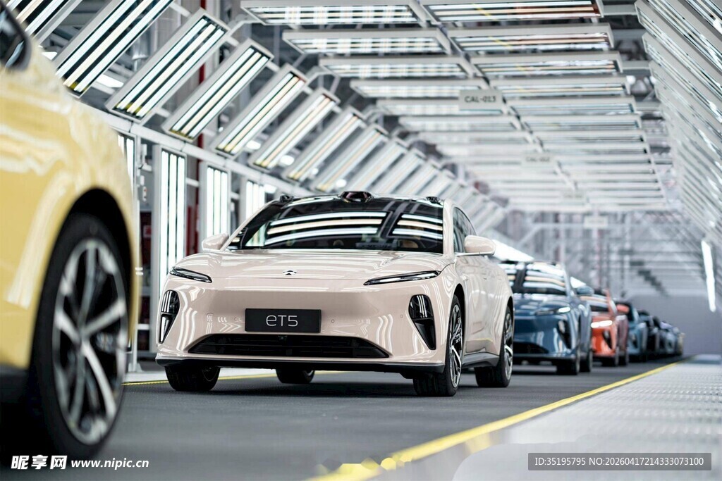 现代化工厂中的新能源汽车