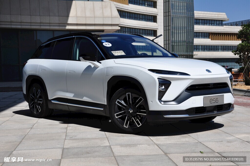 白色时尚电动SUV外观展示