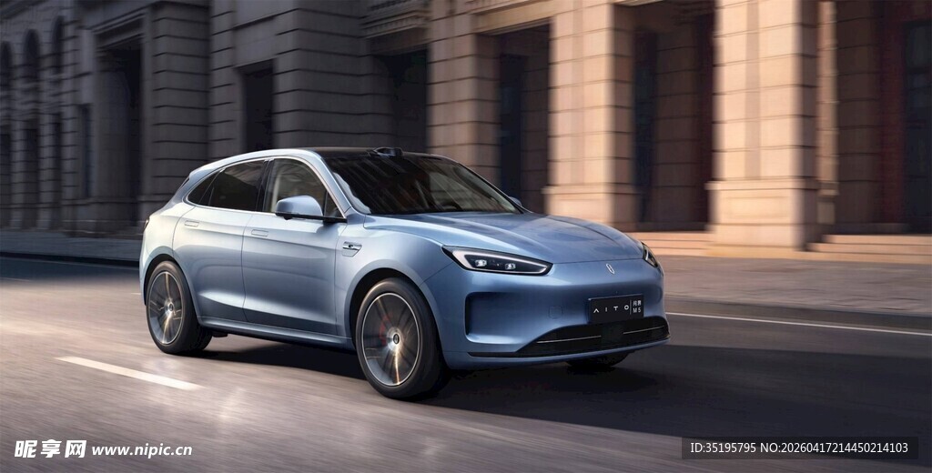 蓝色时尚轿车行驶在路上