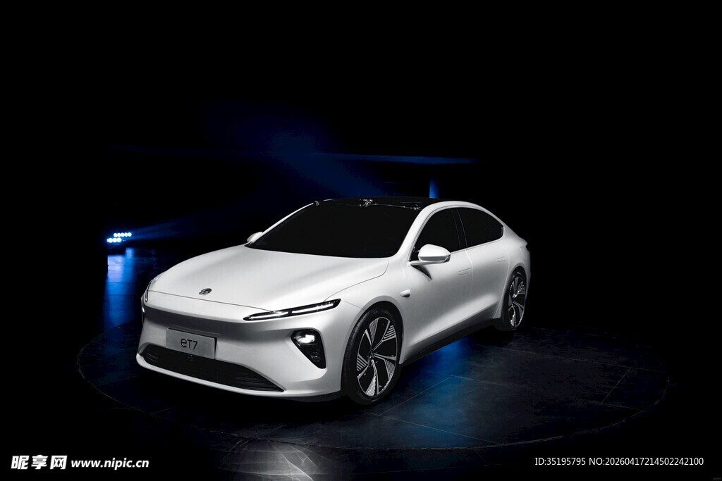 炫酷白色新能源轿跑