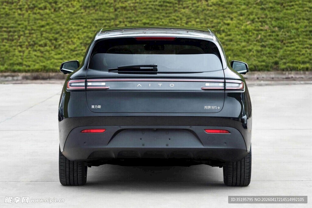 黑色SUV汽车尾部特写