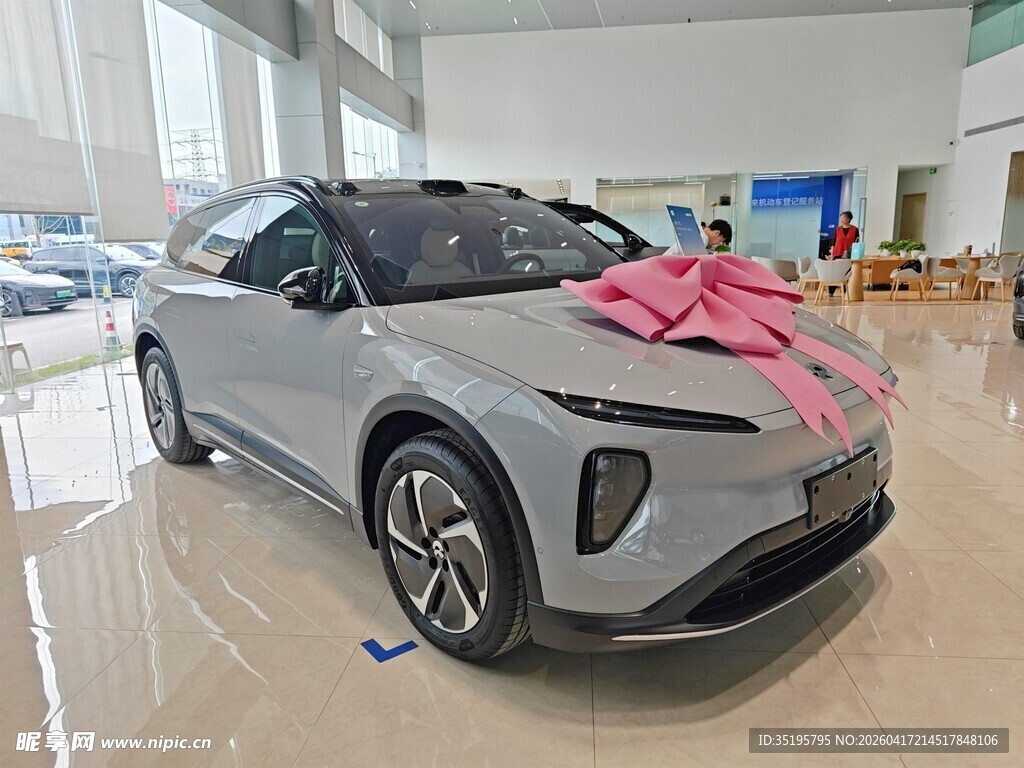 展厅中带粉饰的时尚新能源汽车