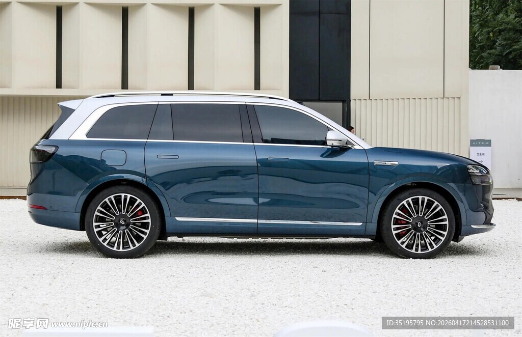 深蓝色时尚SUV汽车外观