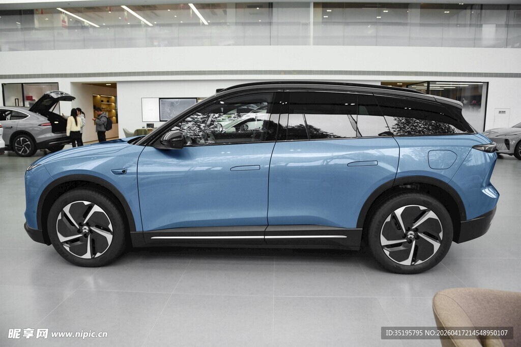 蓝色时尚款SUV汽车展示