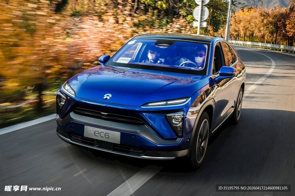 蓝色汽车行驶在秋日道路