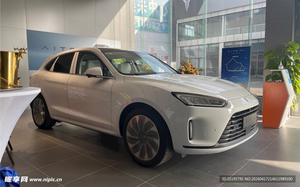 展厅中的时尚银色轿车